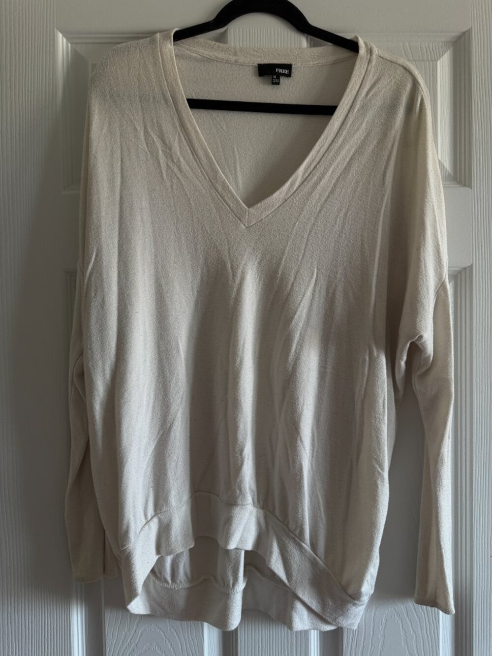 Aritzia Free Cream Oversized V-Neck Hi-Lo Sweater Size M